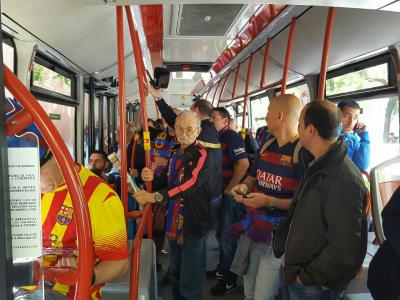 Afeccionados do FC Barcelona en autobús de Monbus.