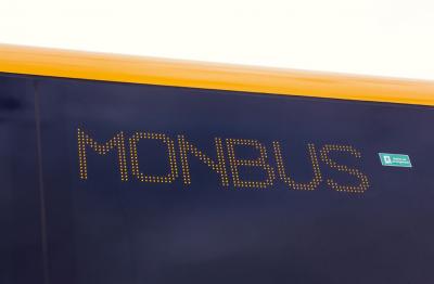 Cartel luminoso dun autobús de Monbus