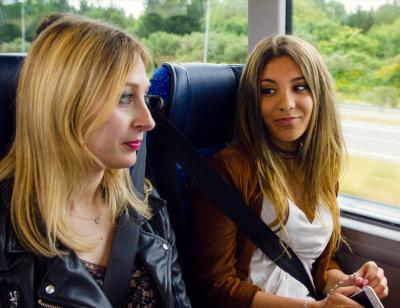 Deux filles parlent pendant un voyage avec Monbus