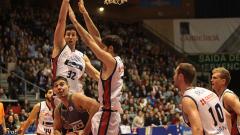 The Obradoiro defends itself from the atttack of Real Madrid