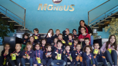 Students from Galán nursery at the hall of Monbus.