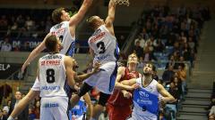 Dulkys y Pustovyi looking for the rebound
