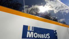 Logo de Monbus en un autobús