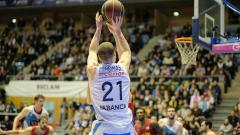 Matt Thomas shots a basket in a game of Monbus Obradoiro