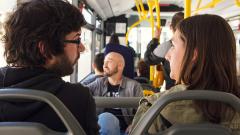 Viatgers a l’interior d’un autobús urbà de Monbus
