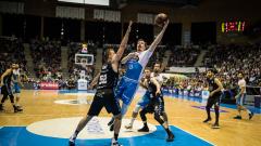 Andreas Obst scores the shot of the victory against Breogán