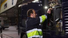 Mécanicien de Talleres la Campiña répare un autobus de Monbus