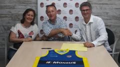 Signat de l’acord de patrocini entre entre Monbus i el CB Igualada