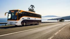Autobus de Monbus fait un parcours par la côte de Galice