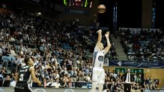 Fletcher Magee lanza un triple en el partido ante Bilbao Basket