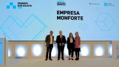 Raúl López i Alba López recollint el premi Galicia de RSE 2019