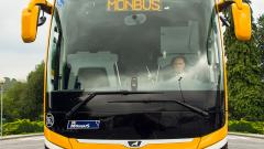 Vista frontal dun autobús de Monbus