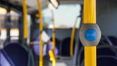 Botón de solicitar parada nun autobús urbano de Monbus