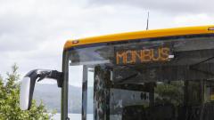 Letrero matricial de un autobús de Monbus estacionado