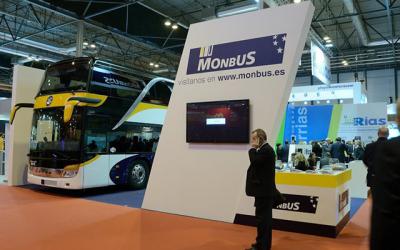 Stand Monbus avec l’autobus Setra Comfort Class S 517 HD à Fitur