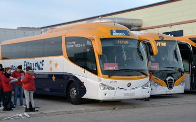 Autobuses de Monbus en Fitur, en el exterior del Ifema, Madrid.