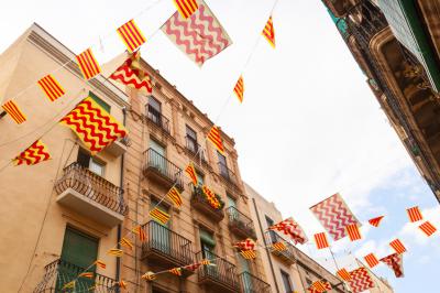 Décoration des rues de la ville de Barcelone pour la Diada de Catalogne