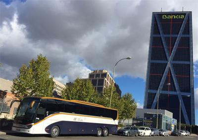 Autobús de Monbus no Paseo da Castellana en Madrid