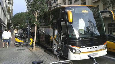 Equip del Reial Madrid Bàsquet pujant-se a l’autobús de Monbus