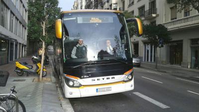 Autobús Monbus trasladando ao Real Madrid Baloncesto en Barcelona