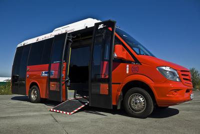 Mini bus de Monbus Mercedes-Benz Sprinter amb accés per a PMR