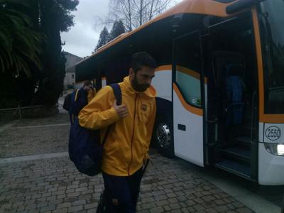 Juan Carlos Navarro bajando del autobús de Monbus.
