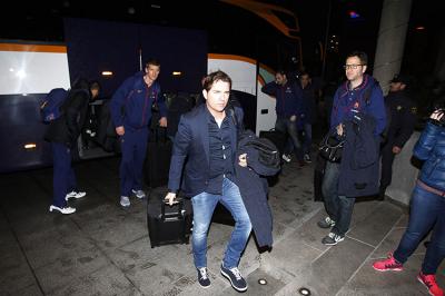 Equipo FC Barcelona Lassa baixando do autobús de Monbus.