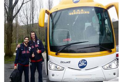 Waczynski y Pozas junto al autobús de Monbus de la Copa del Rey.