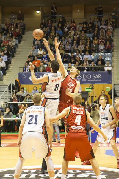 First jump of the Rio Natura Monbus Obradoiro against CAI Zaragoza basketball team