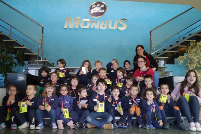 Students from Galán nursery at the hall of Monbus.