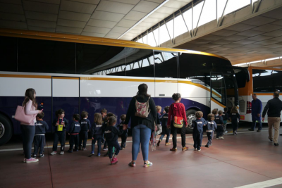 Students from Galén nursery getting on a Setra coach of Monbus.