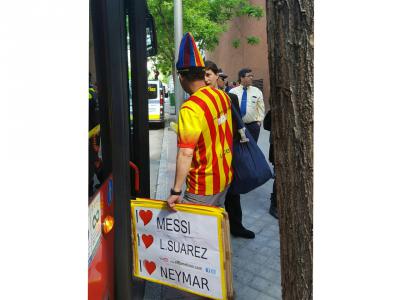 Afeccionado do FC Barcelona subindo en autobús de Monbus.