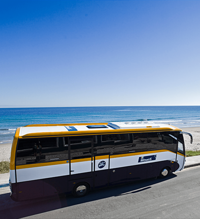 Autobús de Monbus en la costa de Lugo