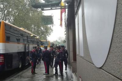 Autobuses de Monbus ca Garda Real no Desfile Nacional