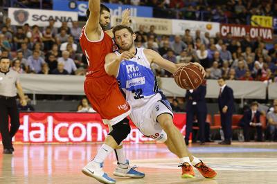 Mickey McConnell scoring a basket against the ICL Manresa.