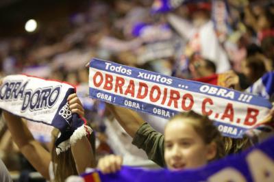 Supporters du Monbus Obradoiro chantant le “Miudiño”.