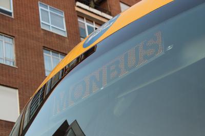 Rètol lluminós de un bus de Monbus
