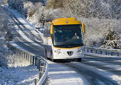 Autobús de Monbus en la nieve