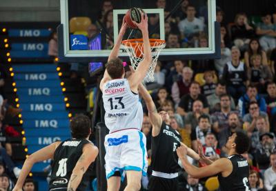 Artem pustovyi scoring a dunk