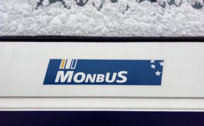 Le latéral d’un autobus Monbus couvert de neige