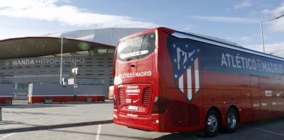 La partie d’arrière de l’autobus officiel de l’Atletico de Madrid