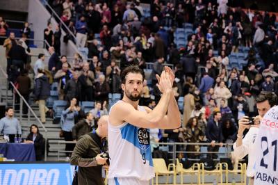 Nacho Llovet applauds the fans at the end of the game