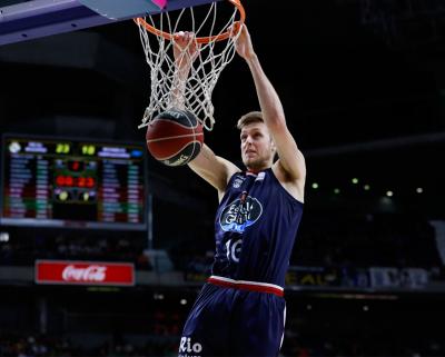 Nick Spires scores a dunk against Real Madrid