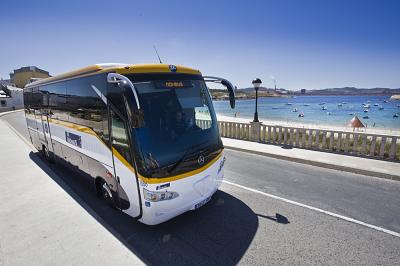 Autocar de Monbus en ruta cara á praia