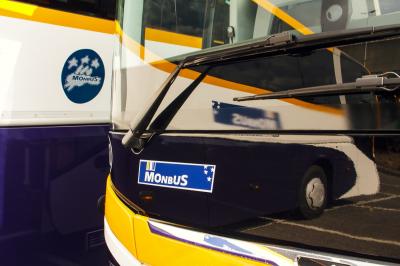 Des autobus de Monbus garés