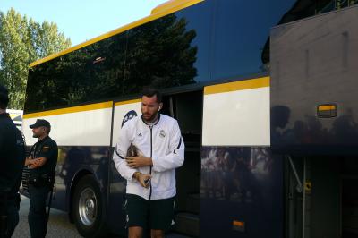 Rudy Fernández gets off the bus on his arrival at the Fontes do Sar