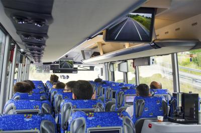 Viatgers a l’interior d’un autobús Monbus