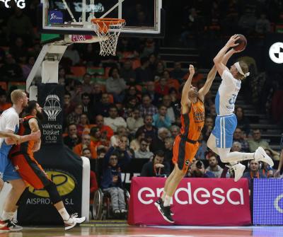 Kyle Singler throws a shot in the match against Valencia Basket