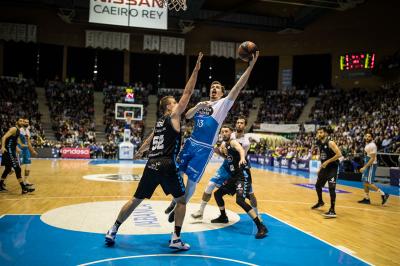 Andreas Obst scores the shot of the victory against Breogán