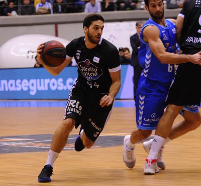 Pepe Pozas moves the ball in the match against the San Pablo Burgos